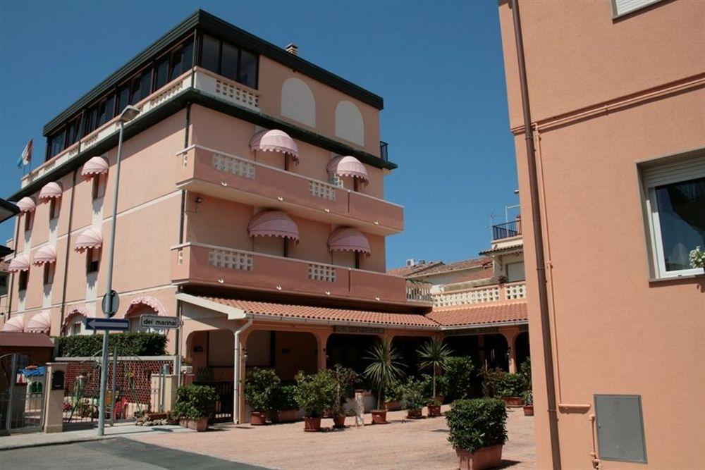 Hotel Sileoni Марина-ди-Чечина Экстерьер фото